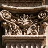 Un dettaglio che ricorda i templi greci, cos� come i capitelli corinzi...
